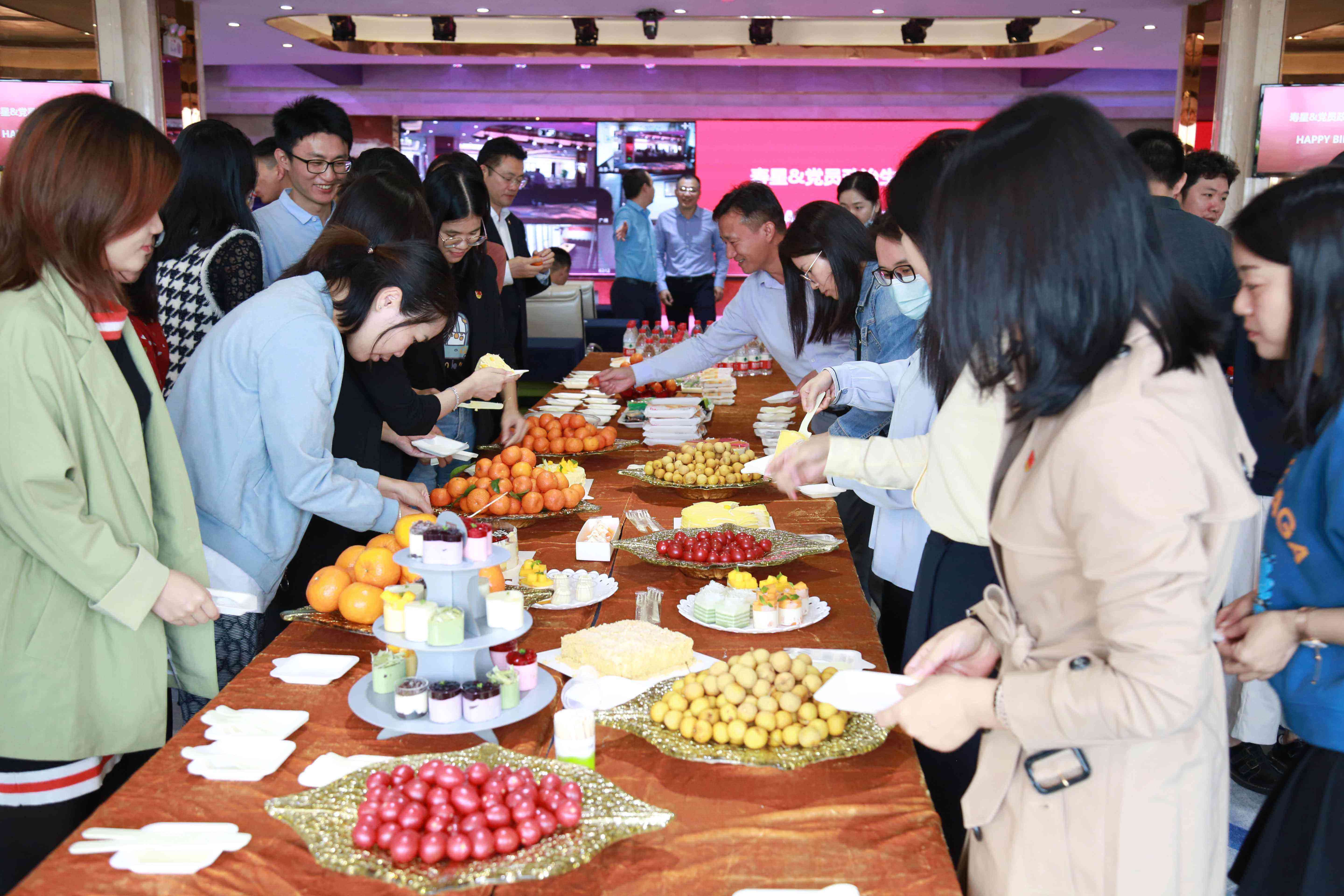 企业党建与文化相融合，点亮员工生日会